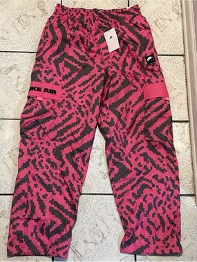 New Nike Air Woven Cargo Track Pants Camo Pink Men’s Size Medium HQ9468-684